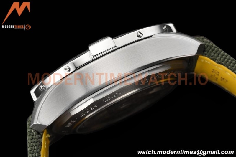 Breitling - Avenger B01 Chrono 44mm SS/NY Grn/Stk BLSF A7750 MOD