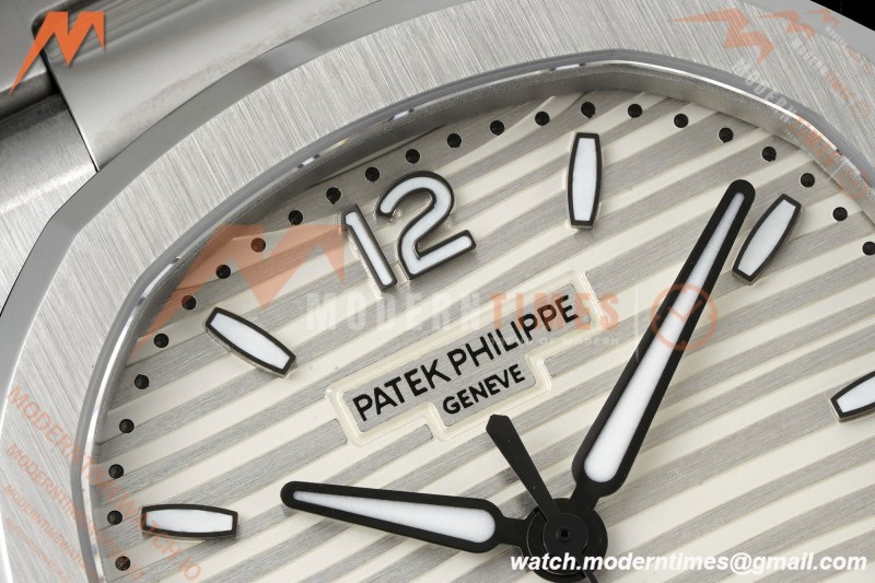 Patek Philippe - Nautilus Ladies 7118 35mm SS/SS Silver Dial 3KF DD324