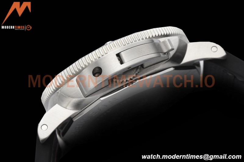 Panerai - PAM1579 Submersible Luna Rossa 42mm SS/RU White VSF P900