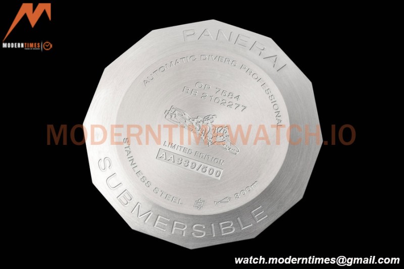 Panerai - PAM1579 Submersible Luna Rossa 42mm SS/RU White VSF P900