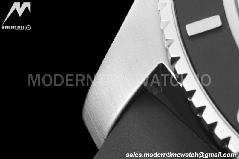 Breitling - Superocean 44mm SS/RU Black/Red BLSF A2824